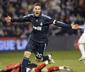 开云APP-一战封神，戈麦斯铁血锋芒斩拜仁，哥斯达黎加演绎豪门杀手唯一剧本