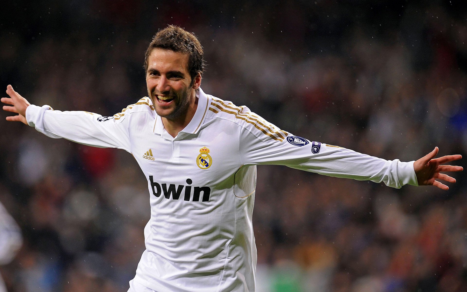 蓝紫对决中的孤星，克瓦拉茨赫利亚在佛罗伦萨与哥伦比亚之战中铸就防守神话